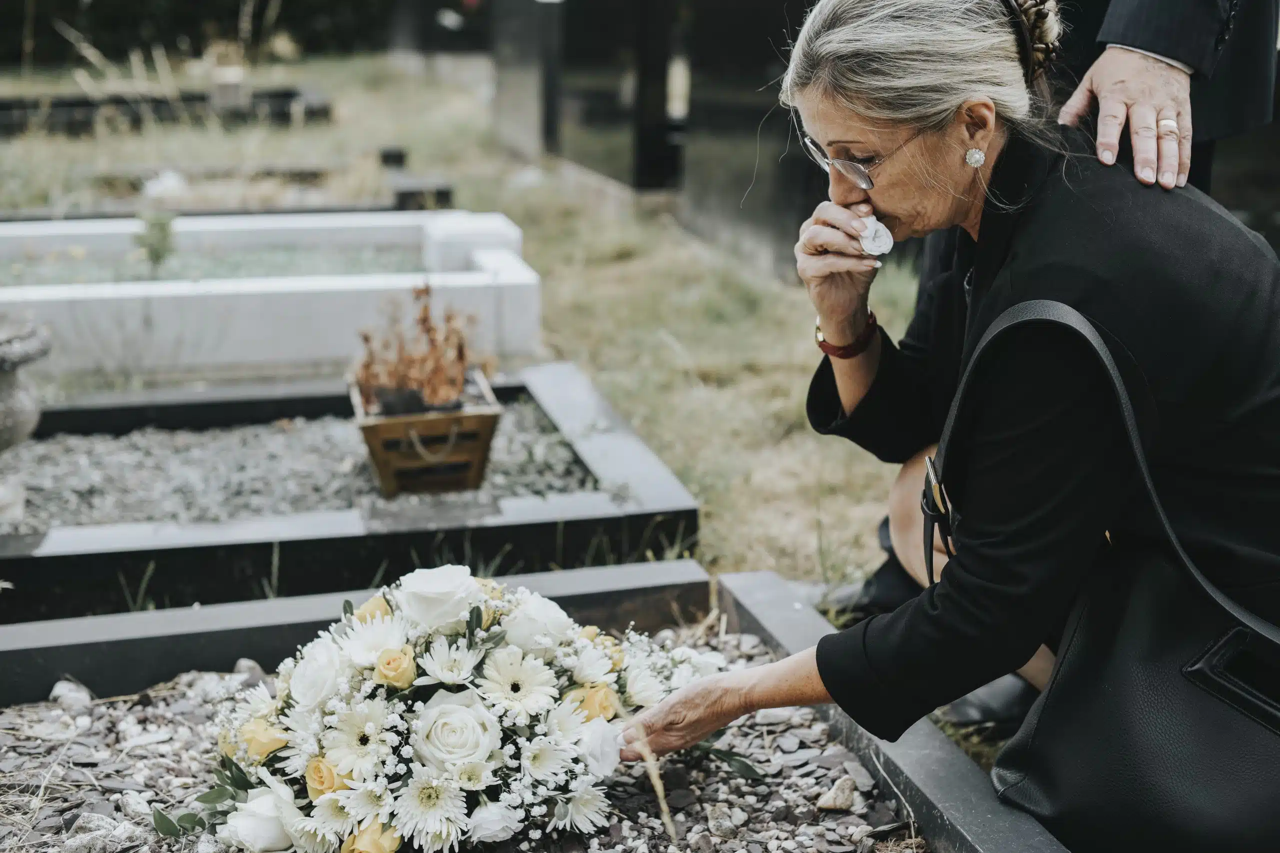 Женщина похоронившая мужа. Цветы на могилу. Кладет цветы на могилу. Цветы на могилу женщине.
